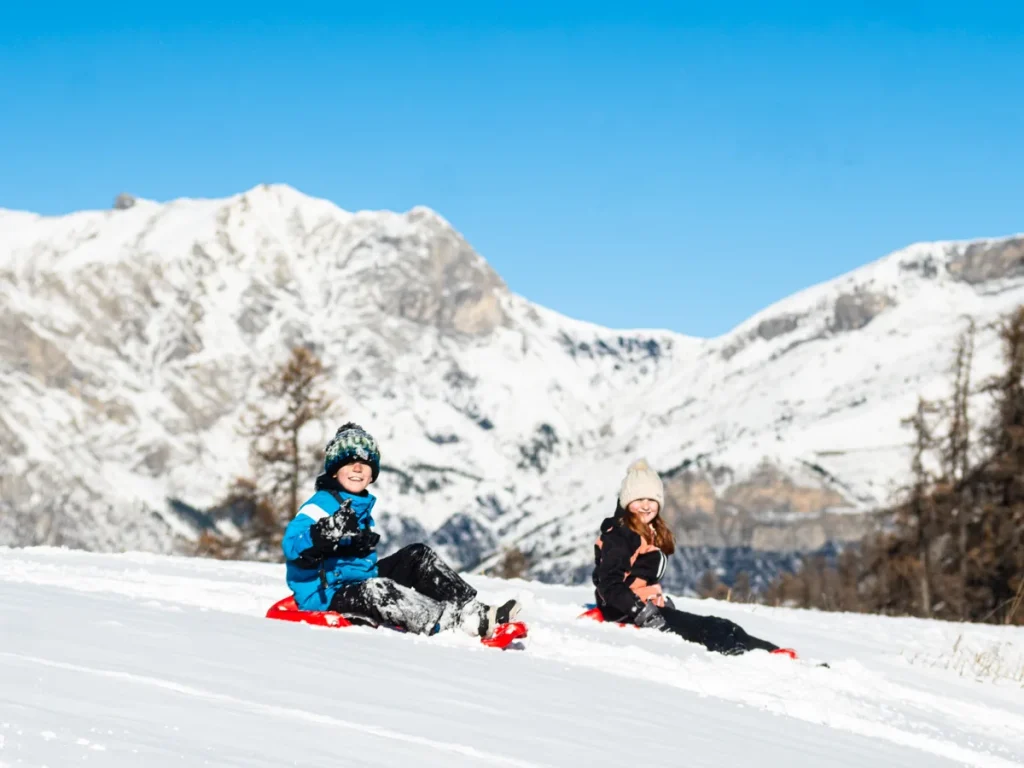 Enfants sur une luge à Valberg en hiver