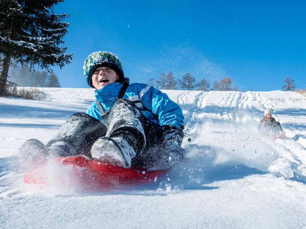 Enfants sur une luge à Valberg en hiver