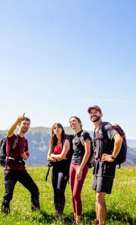 Groupe d'amis en randonnée au printemps à Valberg